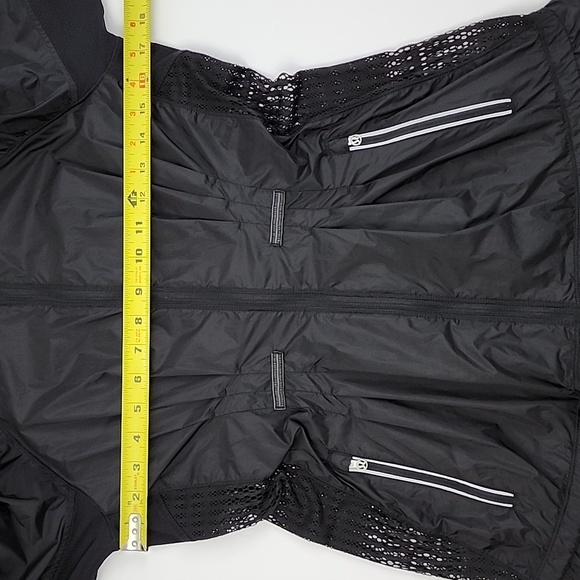 Lululemon Run Wild Zip Up Jacket Black Lightweight Mesh Panels Back Size 6 - Picture 16 of 16